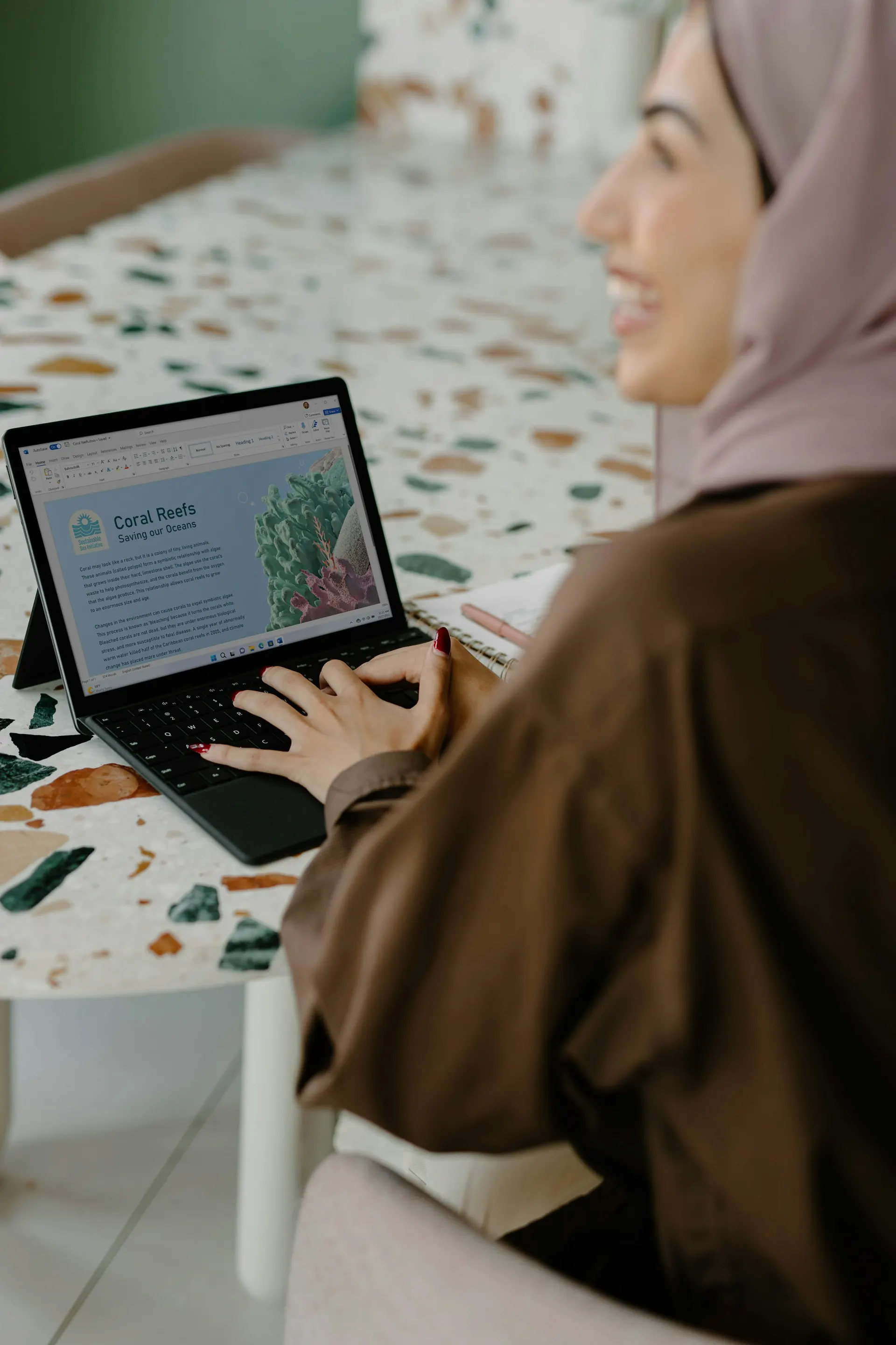 طالبة تتابع درسًا على حاسوب محمول